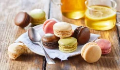Picard 16 macarons chocolat, framboise, vanille, pistache* Macarons, Mignardises